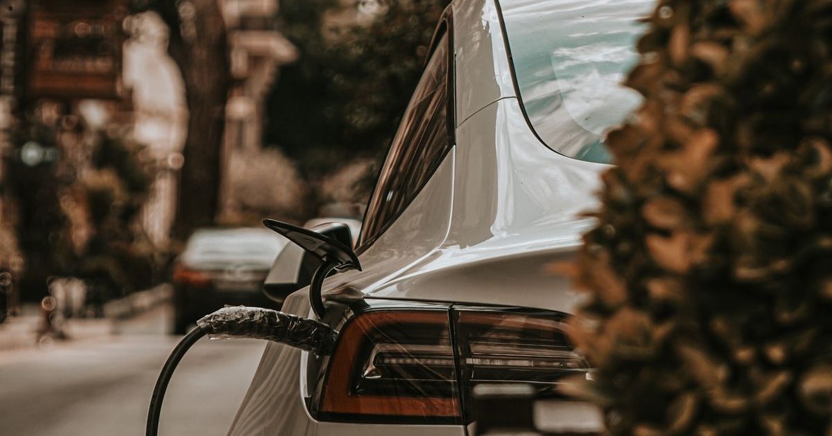 Hybride, électrique ou essence : la mobilité verte est-elle viable à Douala et Yaoundé ?